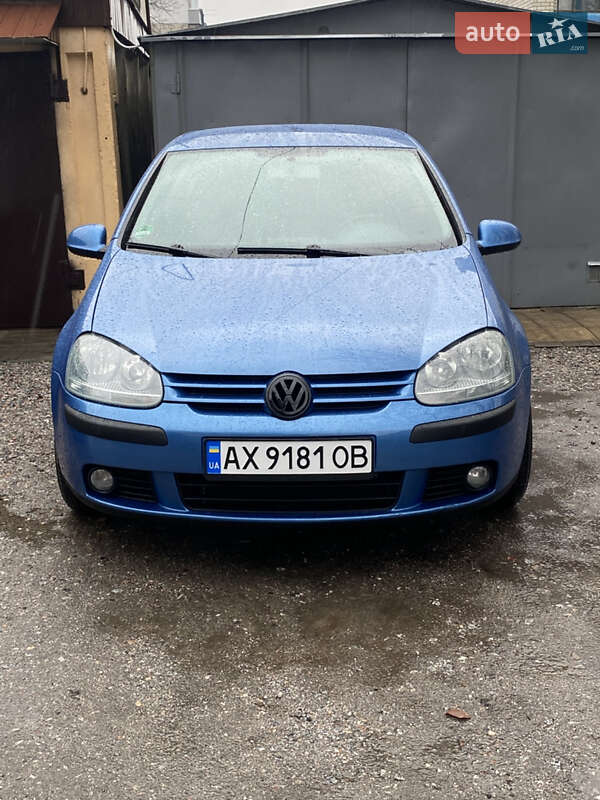 Хэтчбек Volkswagen Golf 2003 в Краснограде