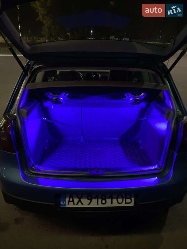 Хэтчбек Volkswagen Golf 2003 в Краснограде