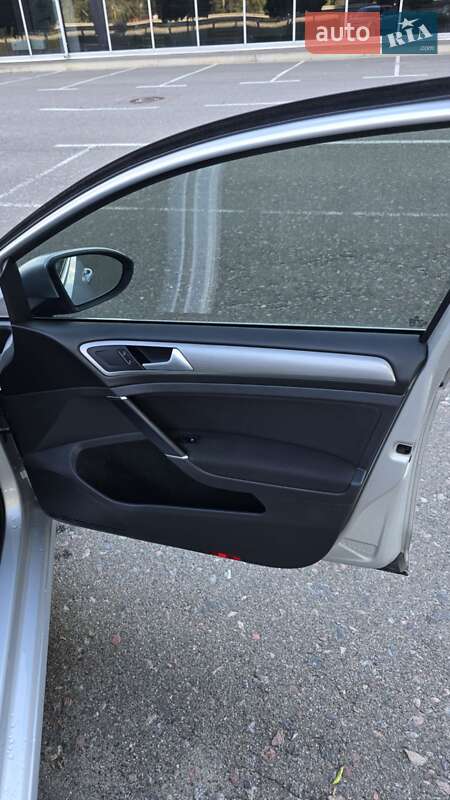 Хетчбек Volkswagen Golf 2015 в Києві