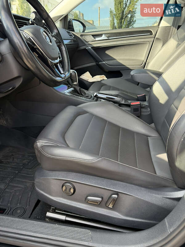 Хетчбек Volkswagen Golf 2014 в Києві