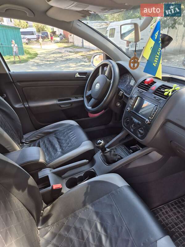 Хэтчбек Volkswagen Golf 2004 в Березному