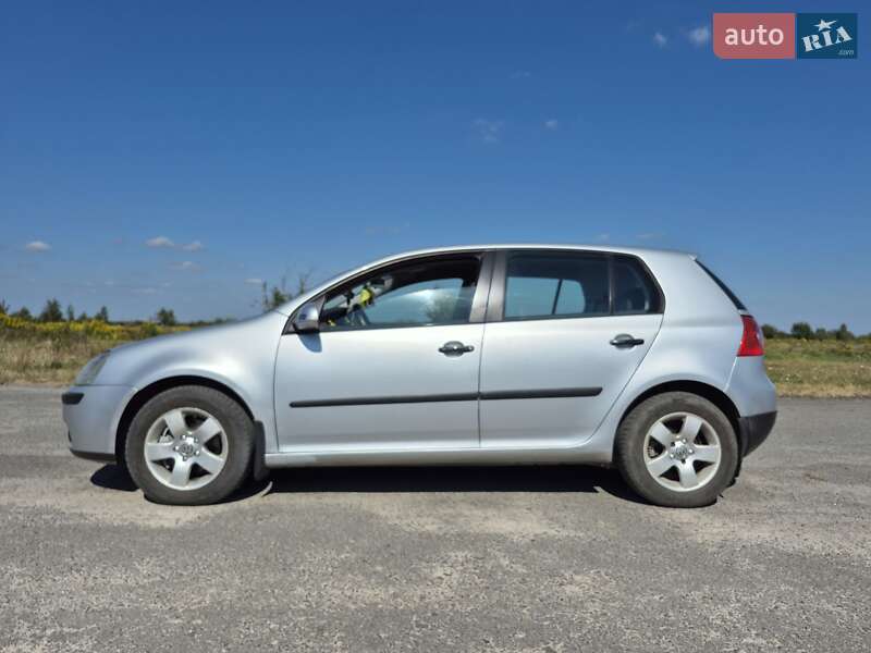 Хэтчбек Volkswagen Golf 2004 в Березному
