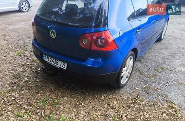 Хэтчбек Volkswagen Golf 2005 в 