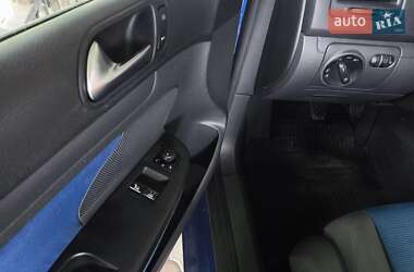 Хэтчбек Volkswagen Golf 2005 в 