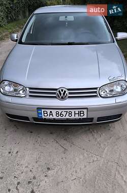 Хэтчбек Volkswagen Golf 2001 в Александровке