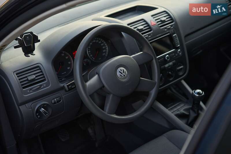 Хэтчбек Volkswagen Golf 2004 в Кременчуге