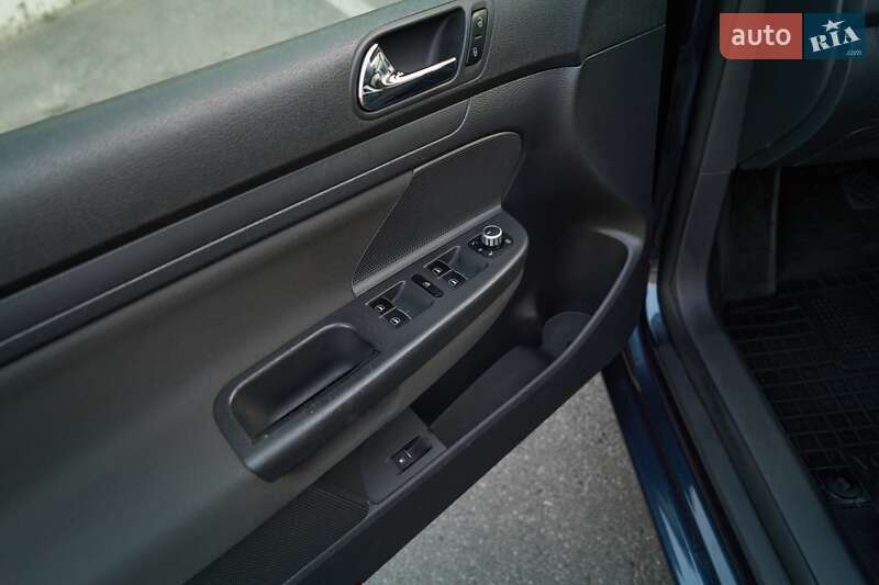 Хэтчбек Volkswagen Golf 2004 в Кременчуге