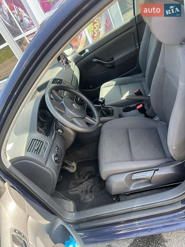 Хетчбек Volkswagen Golf 2004 в Вінниці