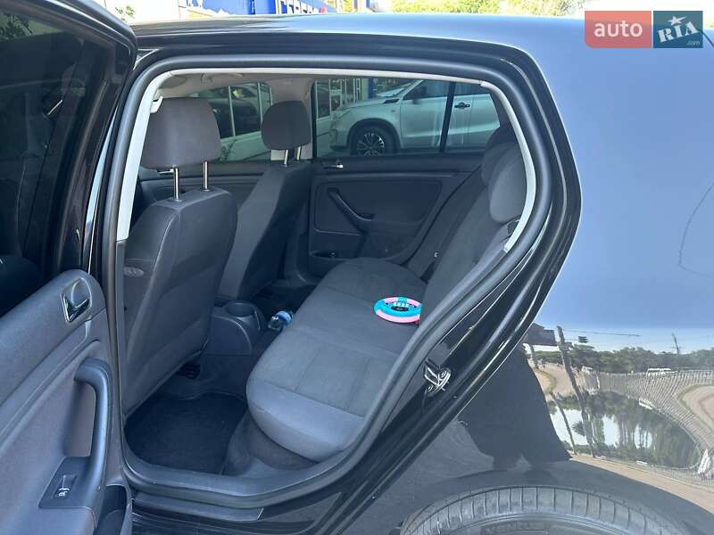 Хетчбек Volkswagen Golf 2005 в Покрові