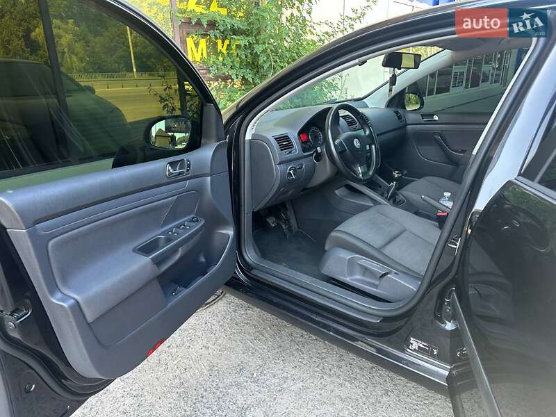 Хетчбек Volkswagen Golf 2005 в Покрові