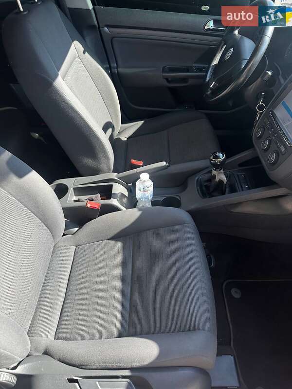 Хетчбек Volkswagen Golf 2005 в Покрові