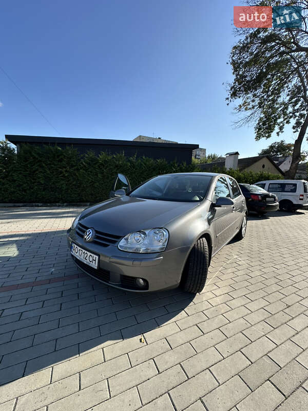Хэтчбек Volkswagen Golf 2008 в Ужгороде