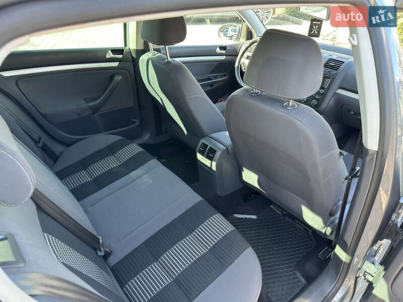 Хэтчбек Volkswagen Golf 2008 в Ужгороде