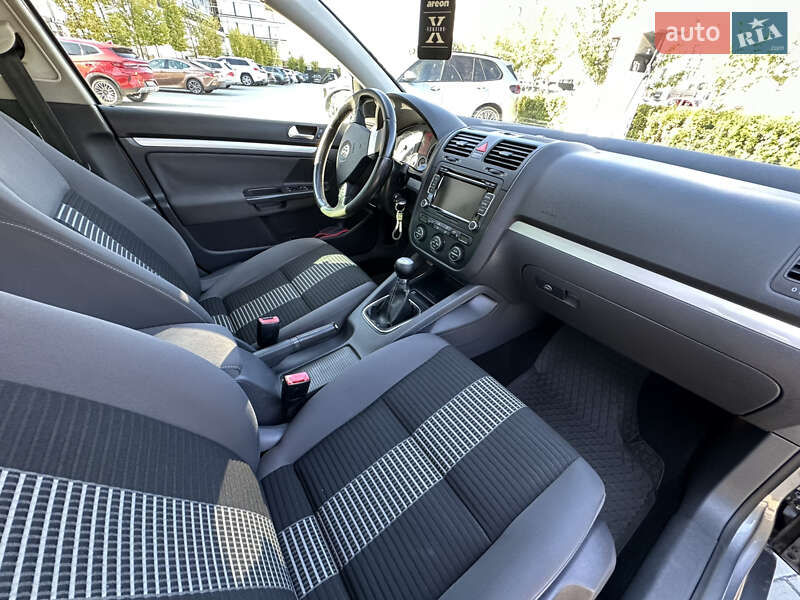 Хэтчбек Volkswagen Golf 2008 в Ужгороде