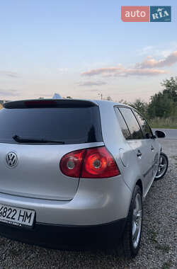 Хетчбек Volkswagen Golf 2005 в 