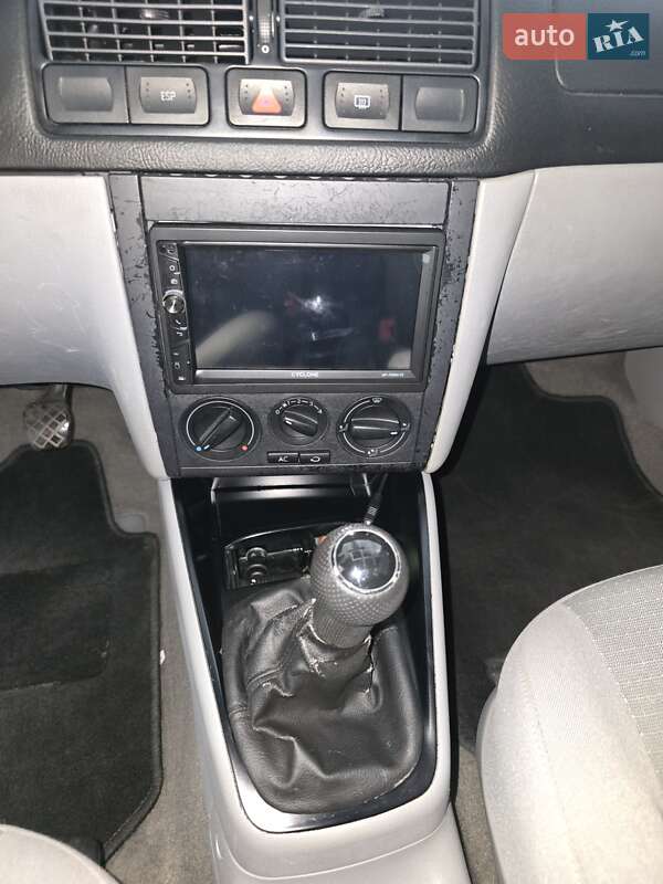 Універсал Volkswagen Golf 2003 в Сумах