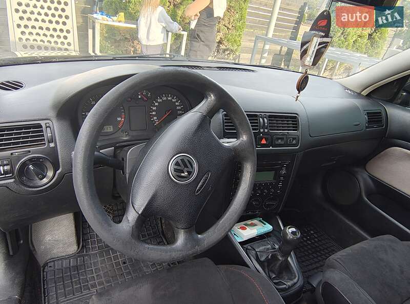 Хэтчбек Volkswagen Golf 2001 в Ивано-Франковске