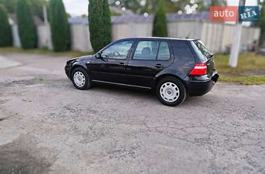 Хэтчбек Volkswagen Golf 2003 в Сарнах