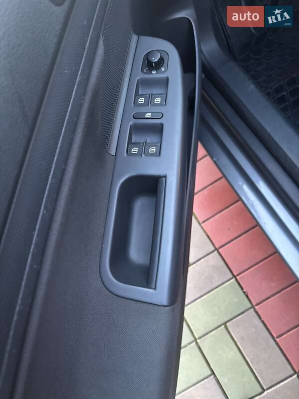 Хэтчбек Volkswagen Golf 2005 в Новомосковске фото 4 Хэтчбек Volkswagen Golf 2005 в Новомосковске