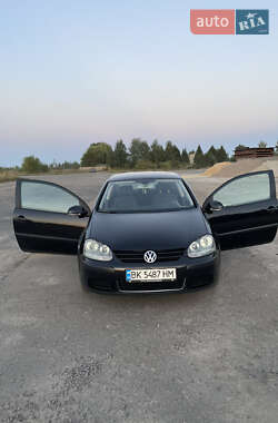 Хэтчбек Volkswagen Golf 2004 в Березному
