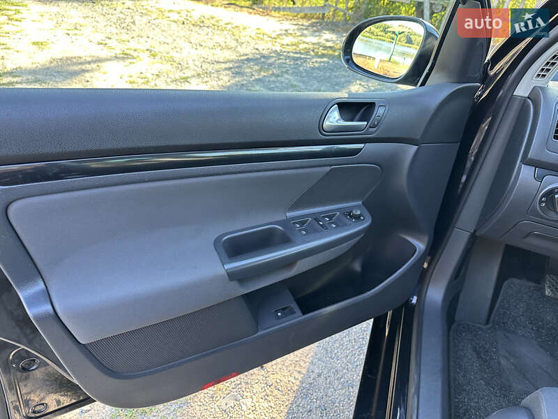 Хетчбек Volkswagen Golf 2008 в Звенигородці