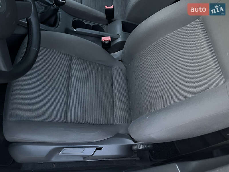 Хетчбек Volkswagen Golf 2004 в Охтирці