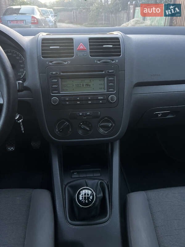 Хетчбек Volkswagen Golf 2004 в Охтирці