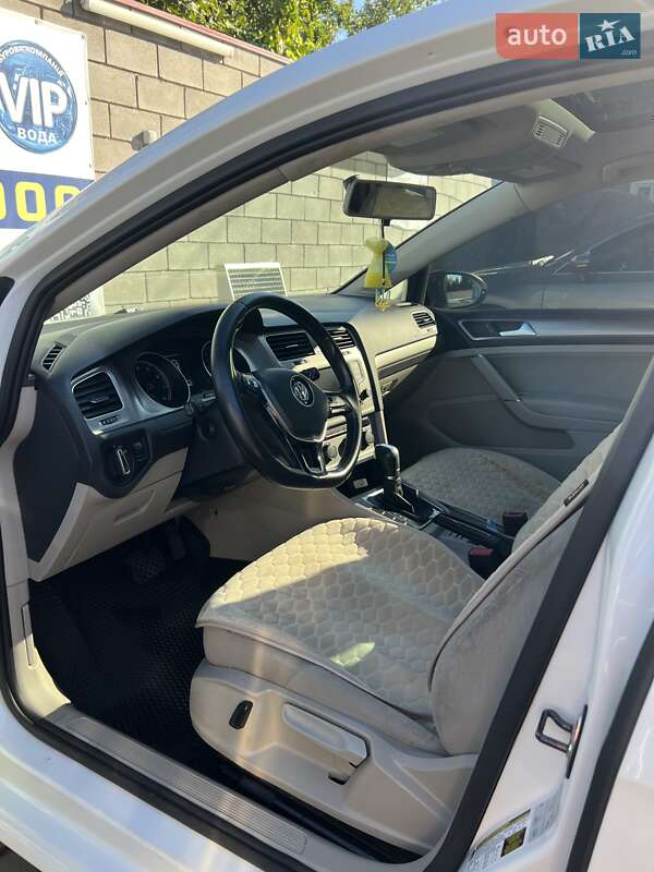 Хетчбек Volkswagen Golf 2015 в Києві