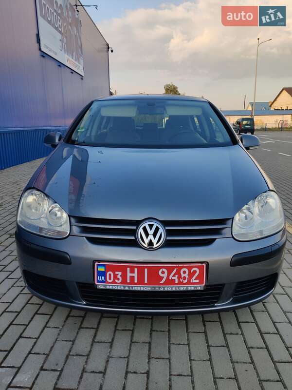 Хэтчбек Volkswagen Golf 2004 в Нововолынске