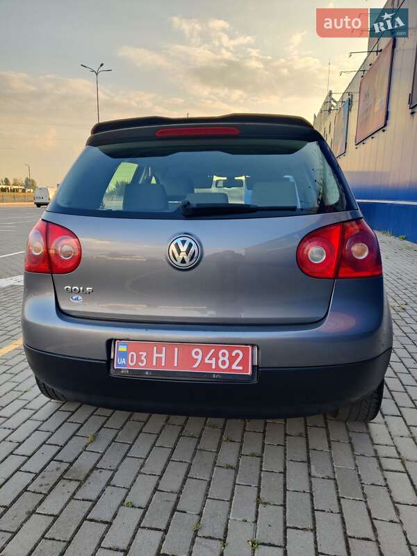 Хэтчбек Volkswagen Golf 2004 в Нововолынске