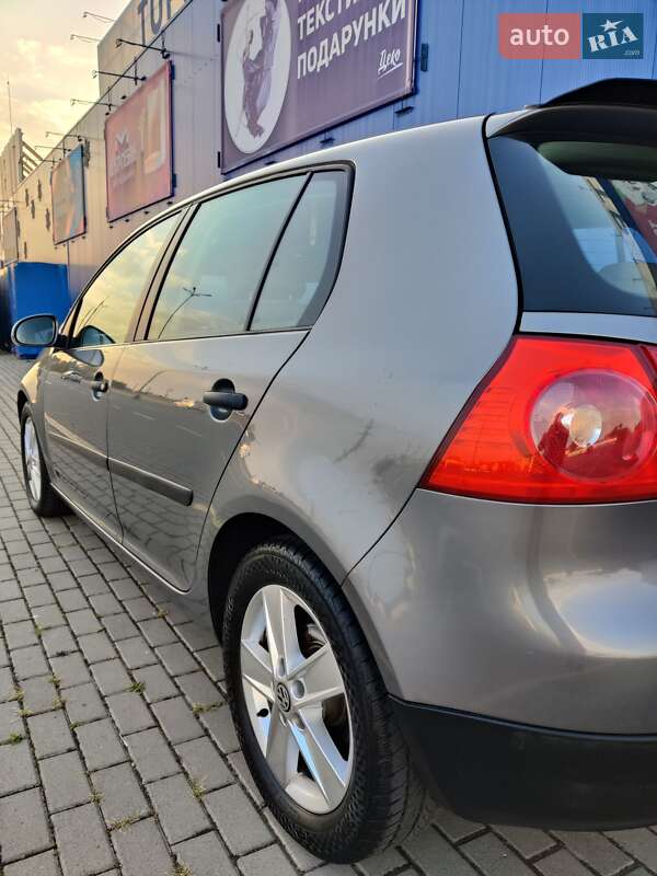 Хэтчбек Volkswagen Golf 2004 в Нововолынске