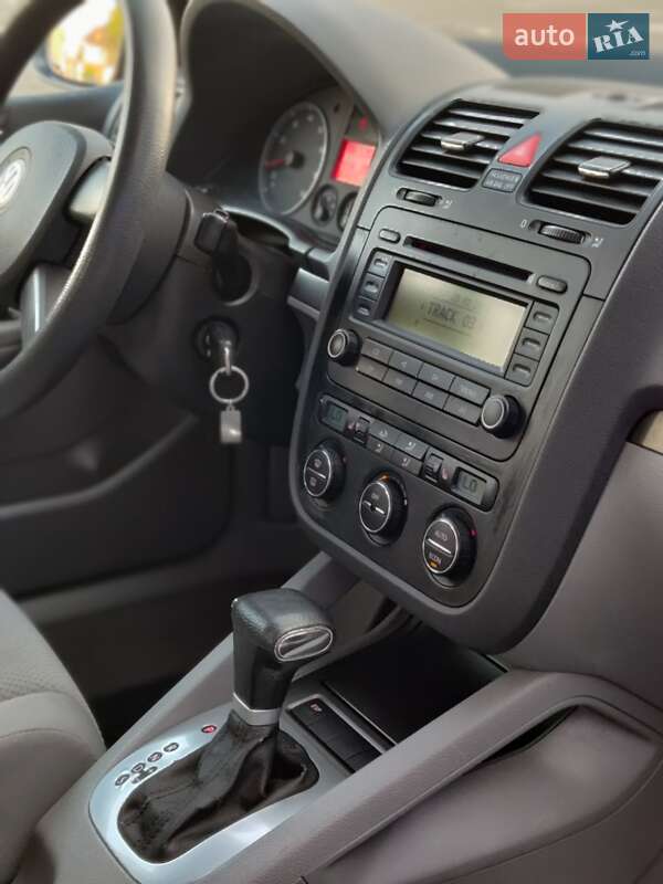 Хэтчбек Volkswagen Golf 2004 в Нововолынске