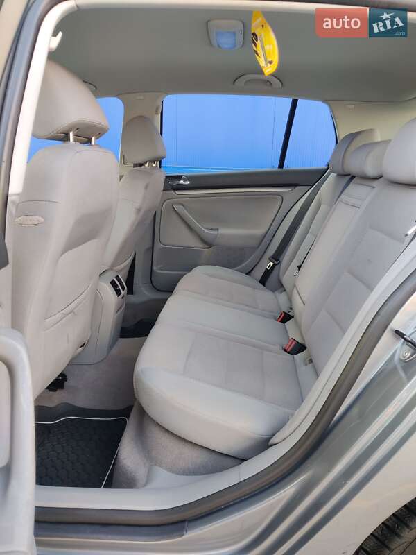 Хэтчбек Volkswagen Golf 2004 в Нововолынске