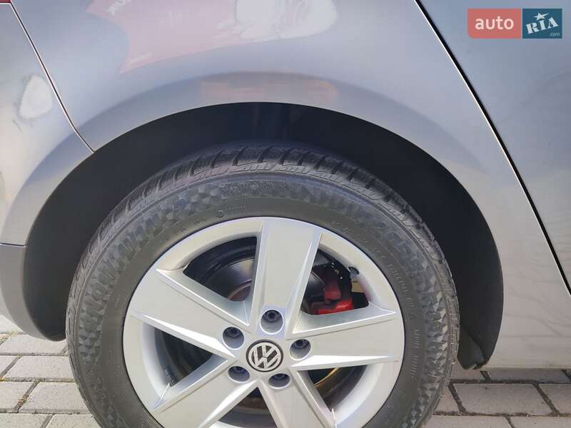 Хэтчбек Volkswagen Golf 2004 в Нововолынске