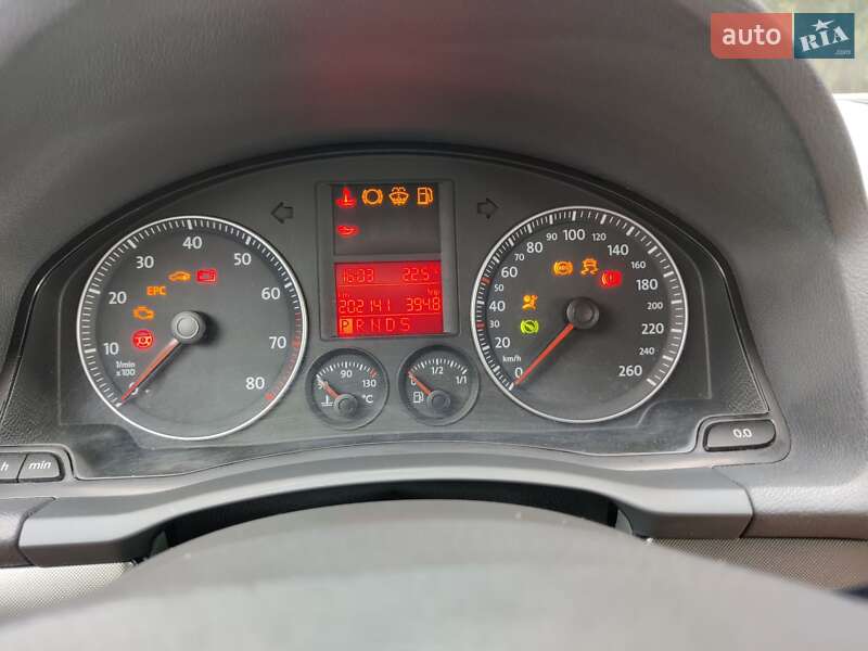 Хэтчбек Volkswagen Golf 2004 в Нововолынске