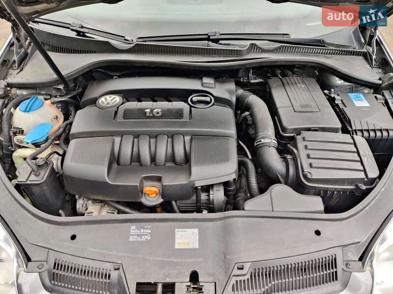 Хэтчбек Volkswagen Golf 2004 в Нововолынске