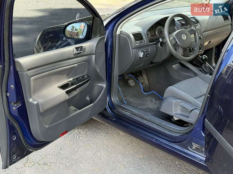 Хэтчбек Volkswagen Golf 2004 в Виннице