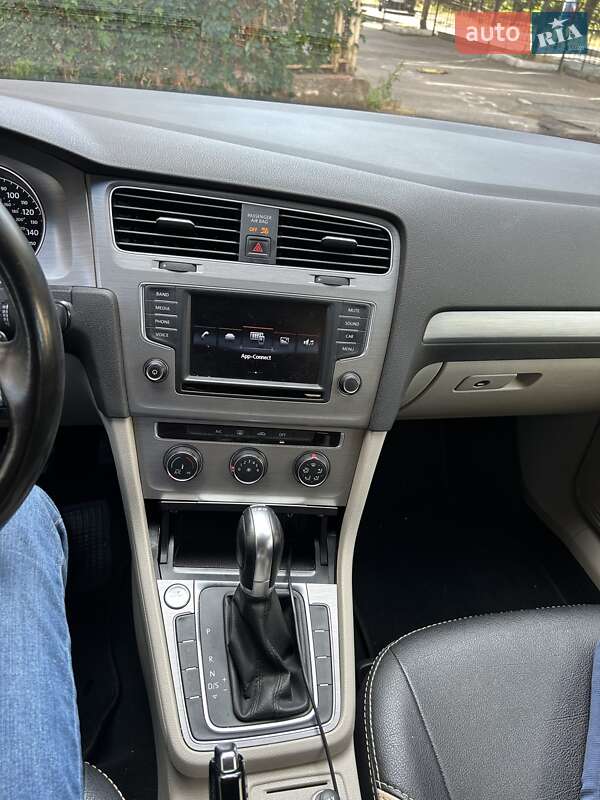 Универсал Volkswagen Golf 2015 в Ирпене