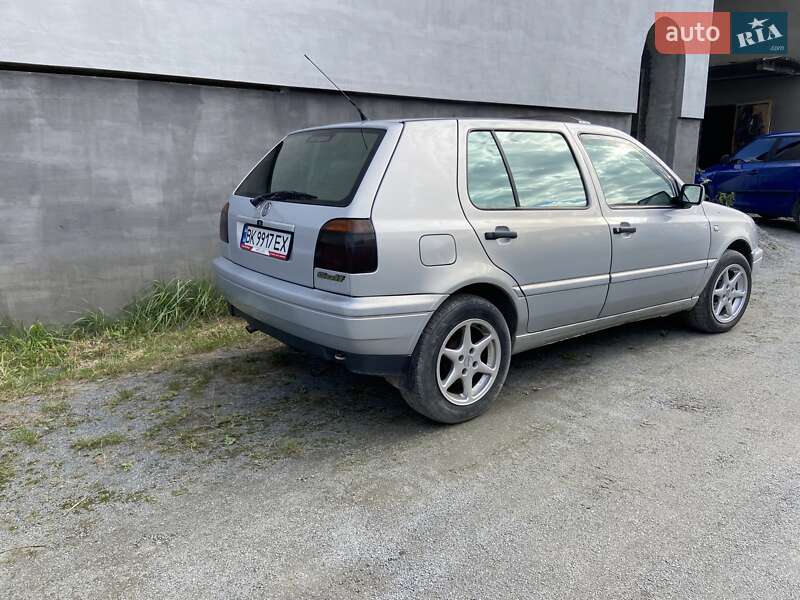 Хэтчбек Volkswagen Golf 1996 в Ровно