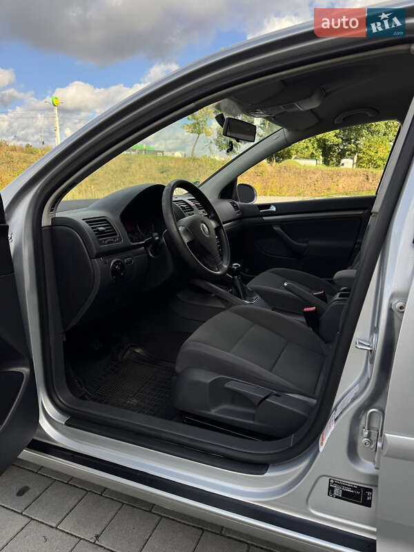 Хетчбек Volkswagen Golf 2005 в Хмельницькому