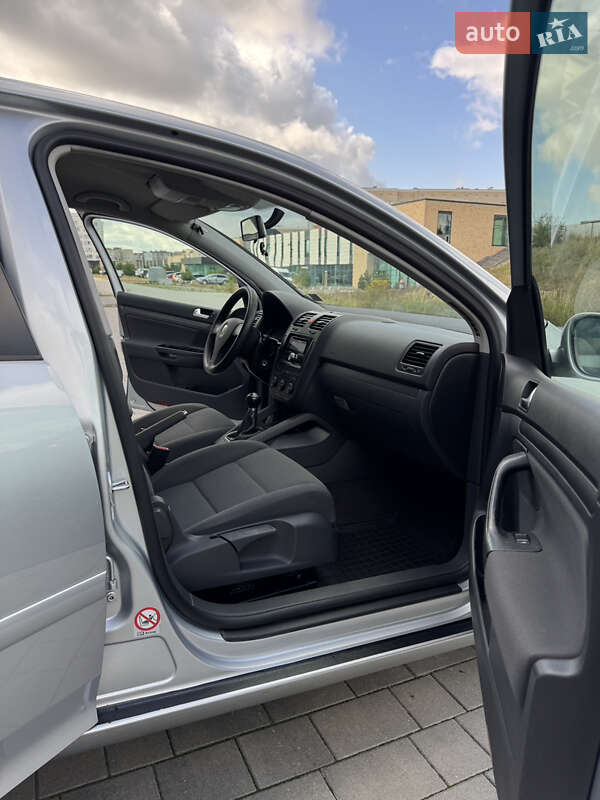 Хетчбек Volkswagen Golf 2005 в Хмельницькому