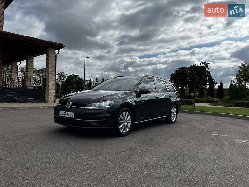 Универсал Volkswagen Golf 2017 в Ровно