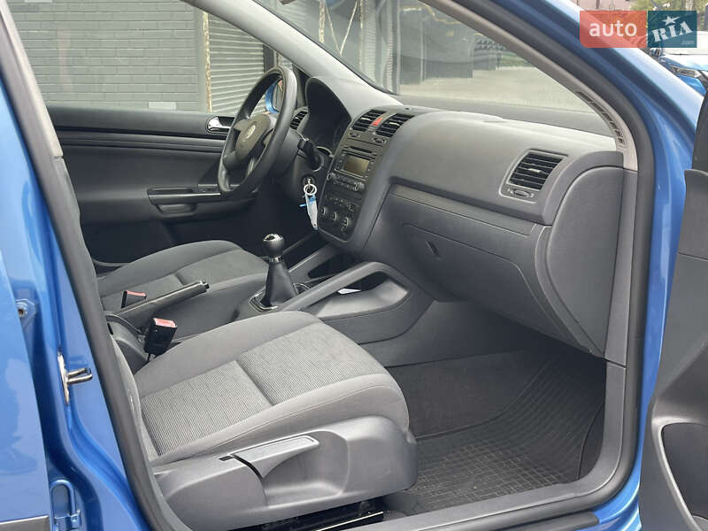 Хетчбек Volkswagen Golf 2004 в Житомирі