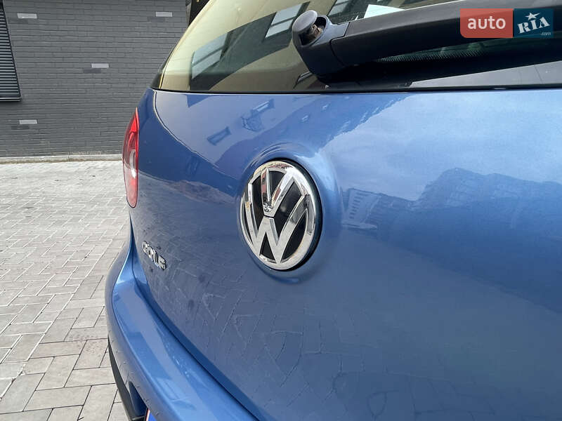 Хетчбек Volkswagen Golf 2004 в Житомирі