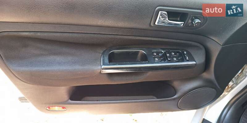 Універсал Volkswagen Golf 2001 в Шепетівці