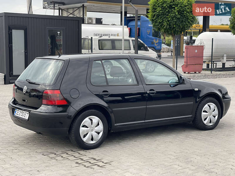 Хетчбек Volkswagen Golf 2001 в Чернівцях