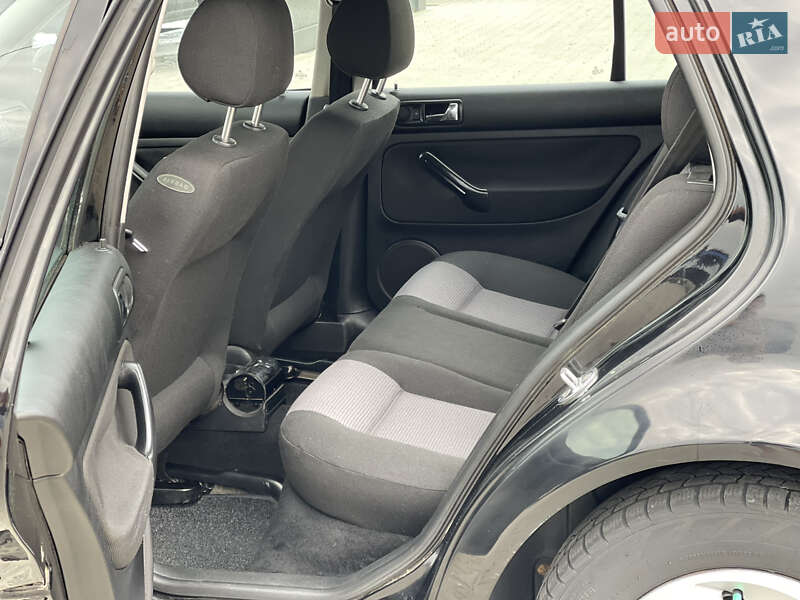 Хетчбек Volkswagen Golf 2001 в Чернівцях