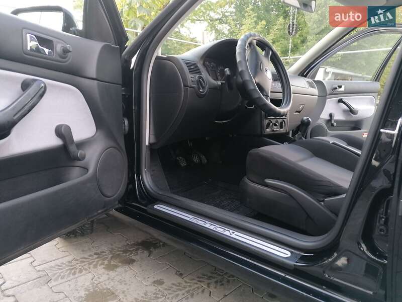 Хетчбек Volkswagen Golf 2000 в Микулинцях