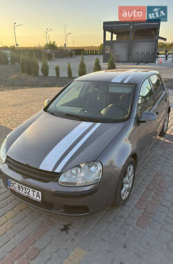 Хэтчбек Volkswagen Golf 2004 в Винниках