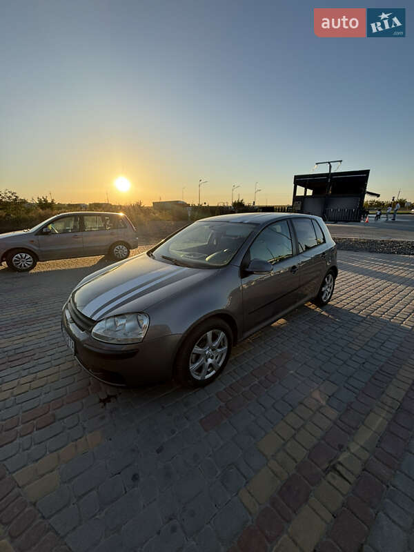 Хэтчбек Volkswagen Golf 2004 в Винниках